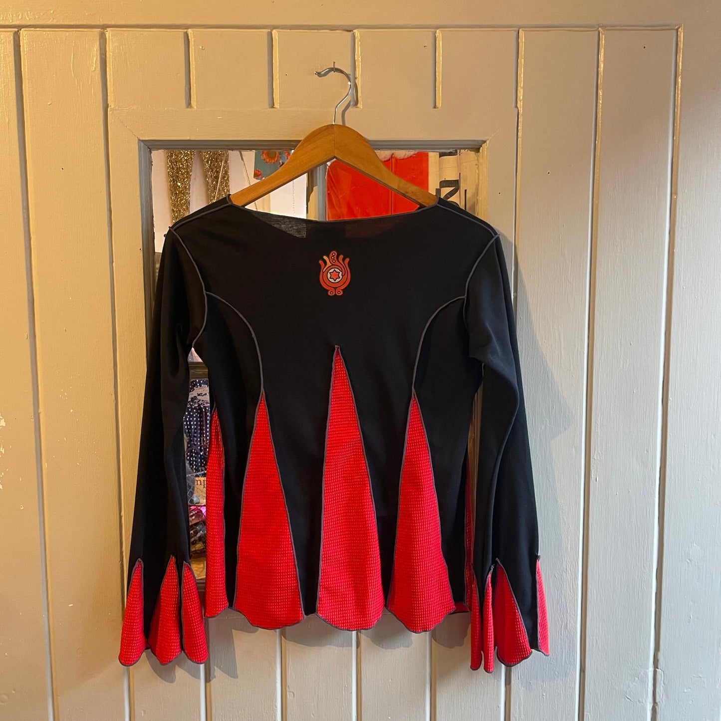 2000s Y2K Long Sleeve Black Graphic Top
