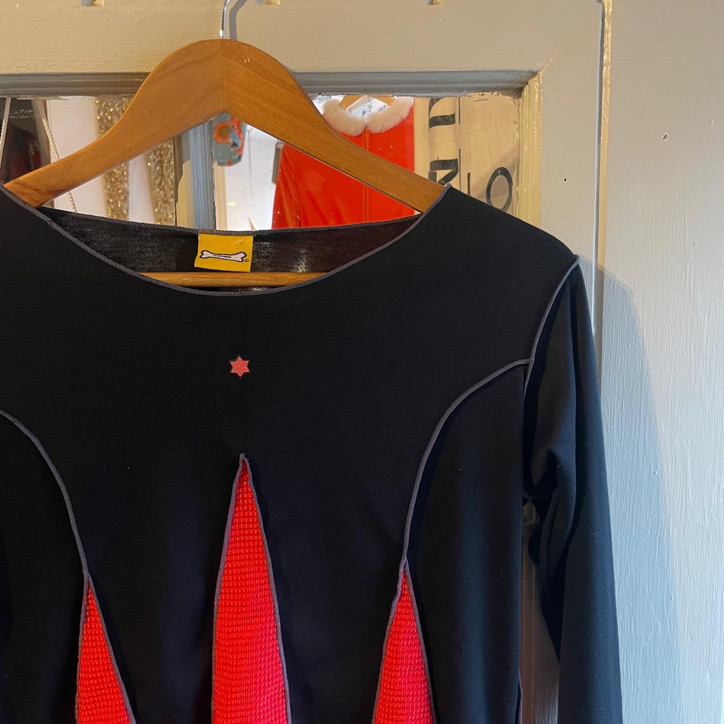 2000s Y2K Long Sleeve Black Graphic Top