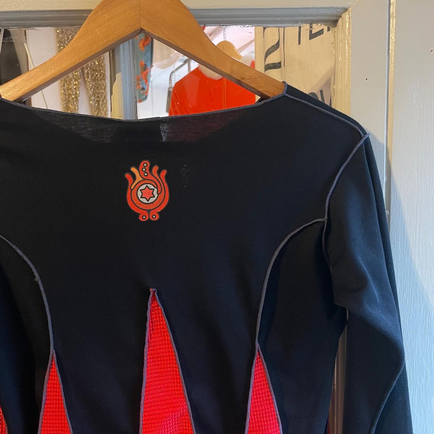 2000s Y2K Long Sleeve Black Graphic Top
